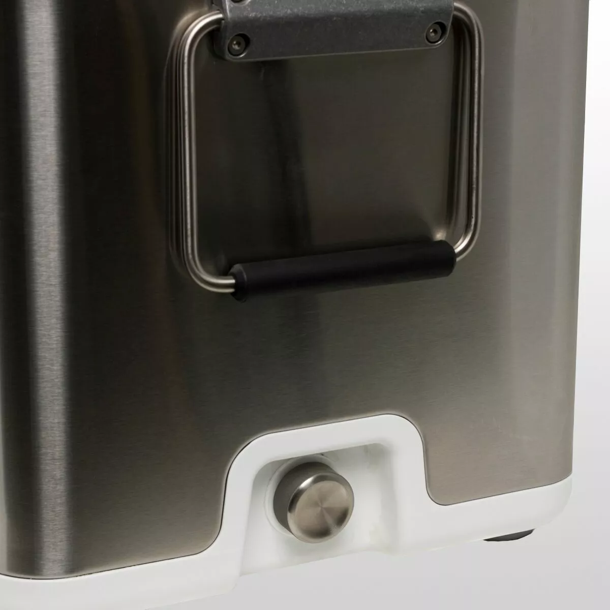 V Series Cooler YETI Coolers 4 V Series Cooler YETI Coolers - Image 2